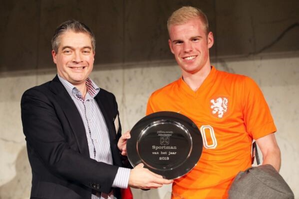 Boog reikte in 2013 als wethouder van Sport de prijs voor sportman van het jaar uit aan Davy Klaassen.