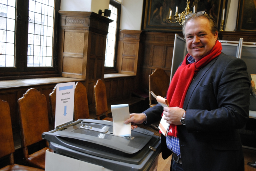 PvdA-raadslid Voskuil brengt zijn stem uit.