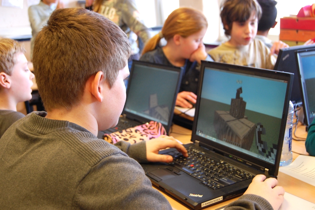 Leerlingen bouwen school in Minecraft.