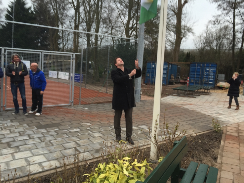 Wethouder Jeroen Klaasse hijst de vlag van ATVD.