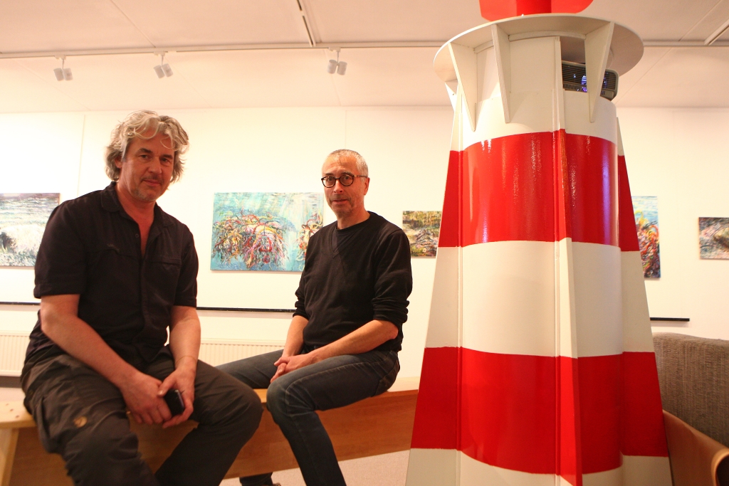Harold Schouten (links) en Han van der Wel vertellen over hun werk in het Huizer Museum.