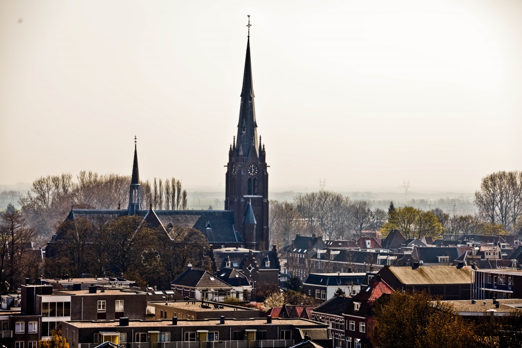 De kerk, pastorie en toren zijn dominant en dus beeldbepalend in het stadsgezicht van Weesp. 