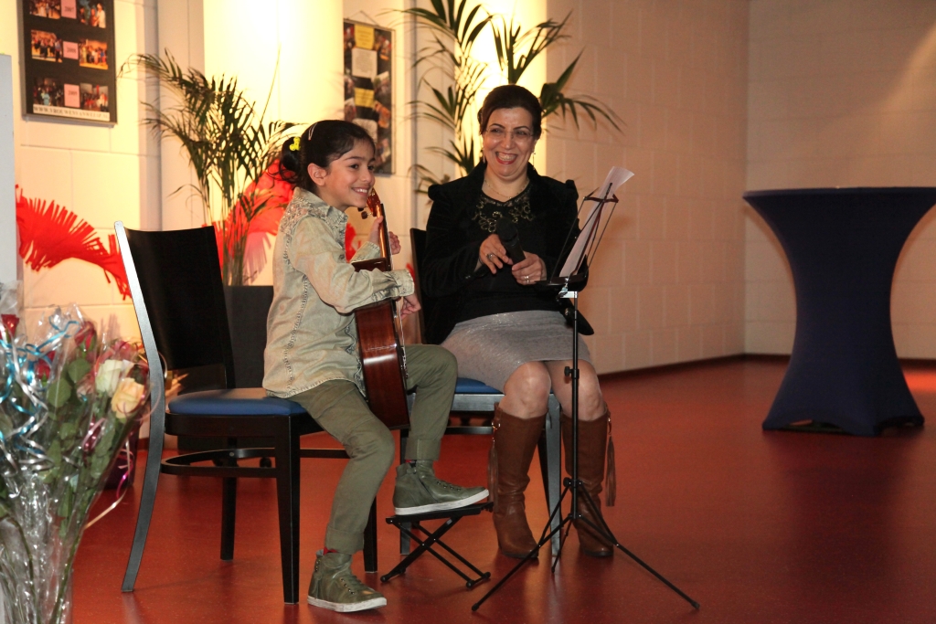 Fahima Popal van Vrouwen van Weesp begeleidt muzikale act.