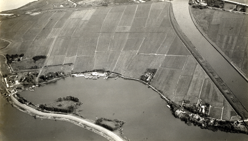 Luchtfoto van de Overdiemerpolder met onder de Diemerzeedijk en de Overdiemerweg. Links is Fort Diemerdam zichtbaar en geheel links boerderij De Zeehoeve en het Uilenbosch. De Wellington HE-154 stortte in het weiland achter de boerderij neer.