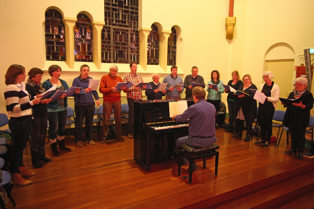 De repetities van Voices voor de Johannes Passion in volle gang.