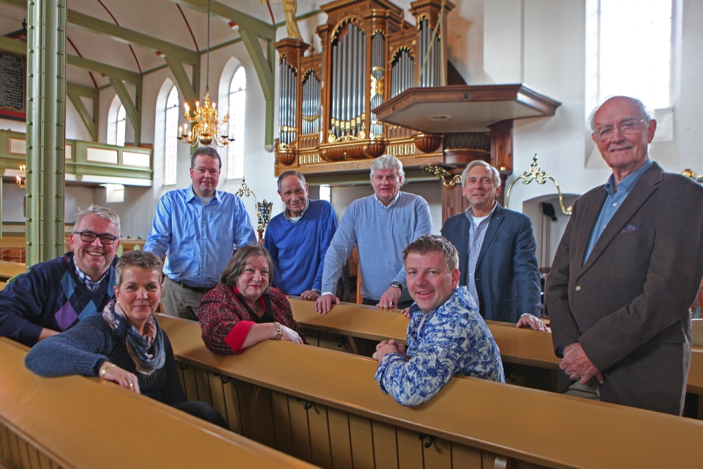 Negen van de tien bestuursleden van de stichting in de Oude Kerk, waar op 23 maart volgend jaar de Matthäus Passion wordt uitgevoerd.