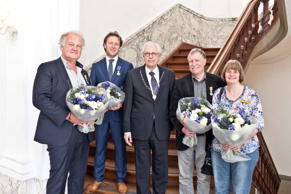Vlnr: Janton Stork, Piek Vossen, burgemeester Bas Jan van Bochove, Alexander en Marijke Bauwens