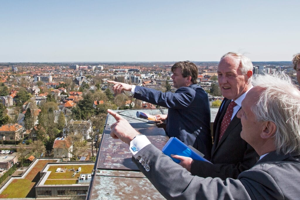 Commissaris Remkes en burgemeester Broertjes kijken vanaf de toren van het Hilversumse raadhuis uit over de regio.