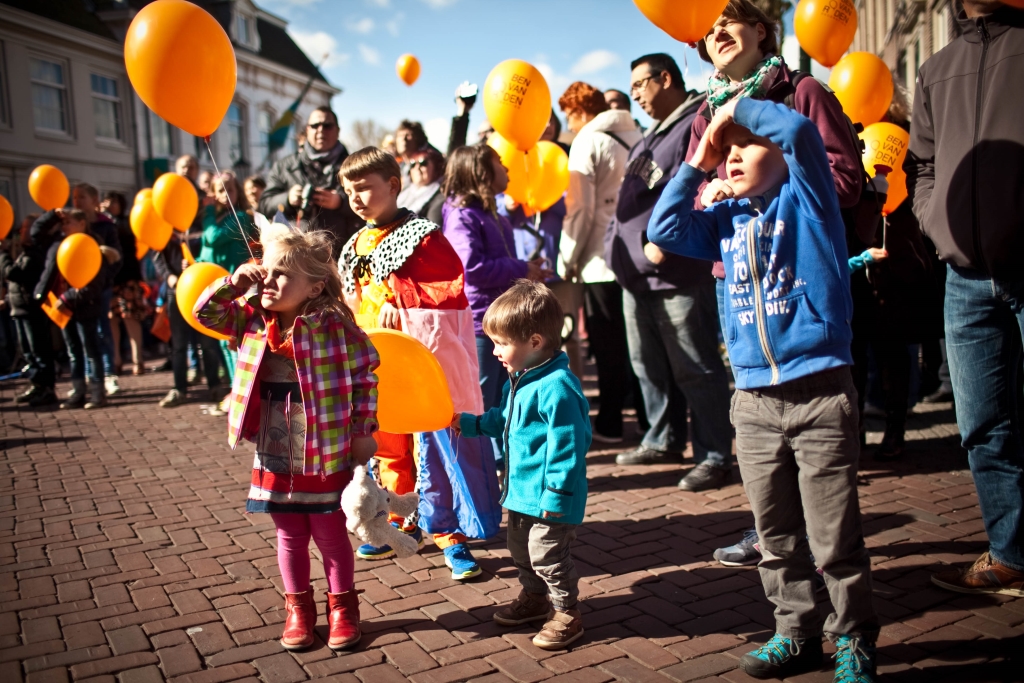 De officiele opening van Koningsdag in Weesp is op het Grote Plein. 
