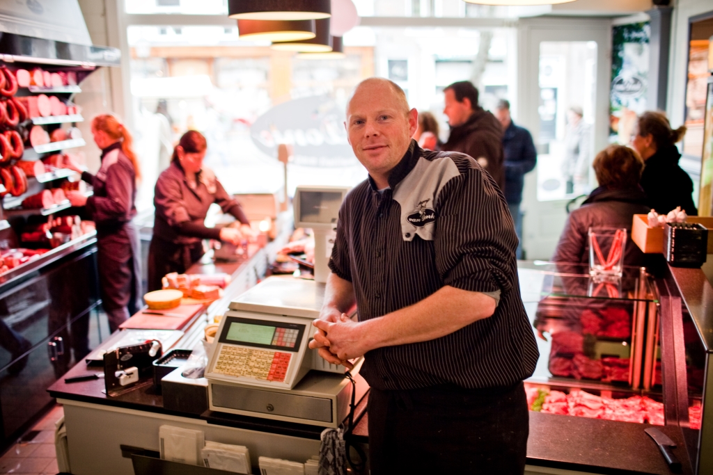Maarten van Donk in zijn slagerij aan de Nieuwstraat. 