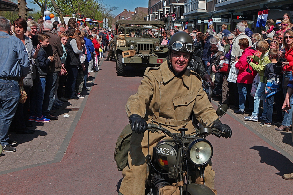 Het stond bomvol met mensen toen de legervoertuigen Winkelcentrum Oostermeent in kwamen rijden.
