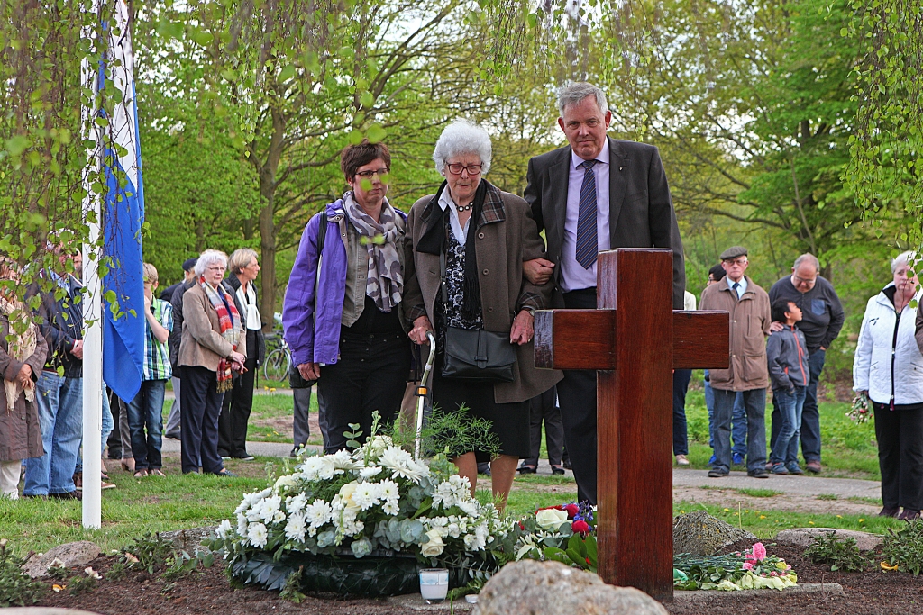 De dochter (midden) van de doodgeschoten heer Snel was ook bij de herdenking aanwezig.