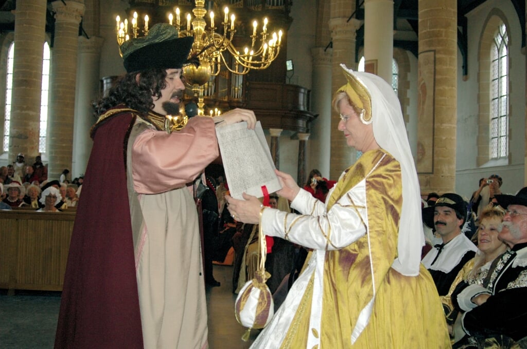 20 mei 2005: Willem de Vijfde (Harro Smit) en burgemeester Chris Hofkamp vieren 650 jaar stadsrechten. 