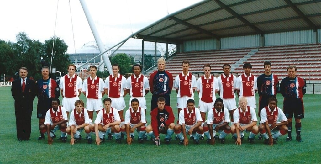 De A1 van 1997/1998. Pascal Heije is de vierde van links, op de onderste rij. 