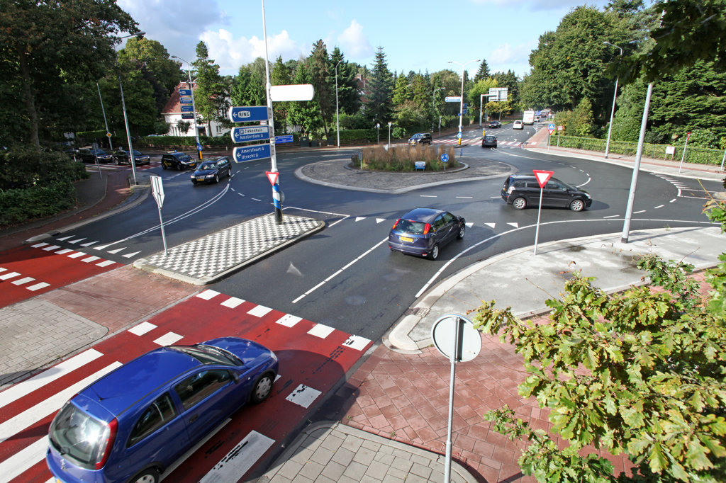 Werken aan verkeersveiligheid voor langzaam verkeer op rotonde Diependaalselaan/Utrechtseweg.
