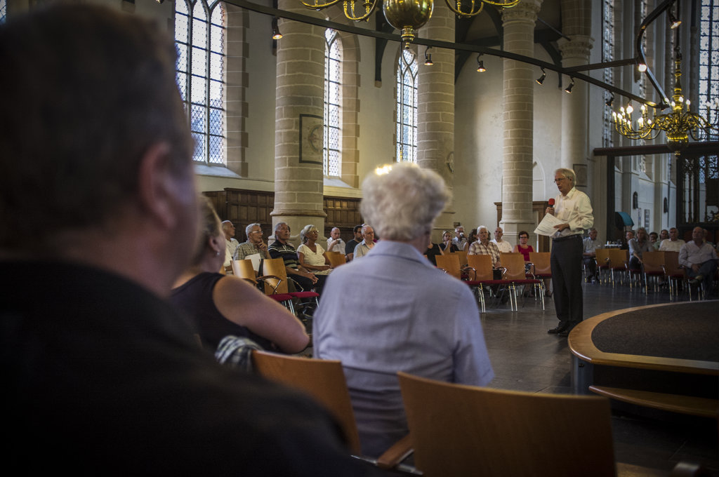 Burgemeester Bas Jan van Bochove licht toe tijdens de presentatie van het bestuurskrachtonderzoek, vorige week in de Grote Kerk.