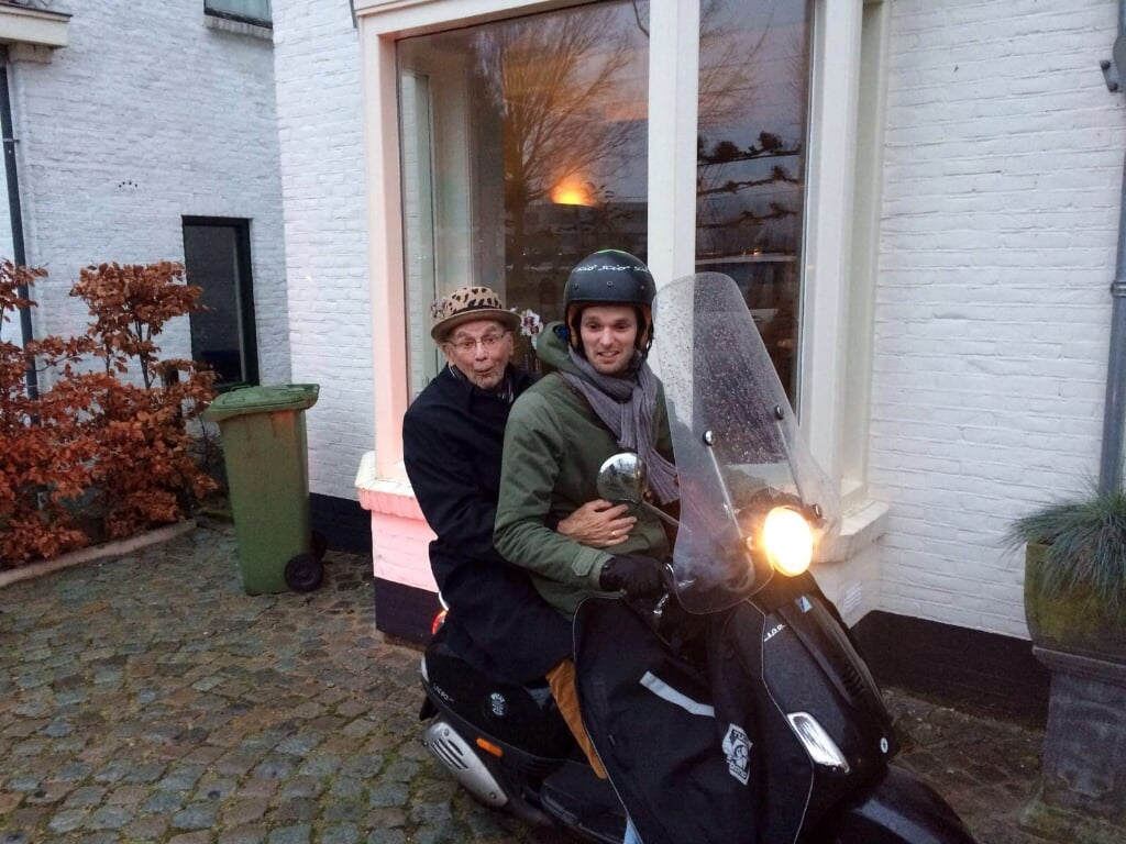 Jan Klick (96): 'Vincent, breng jij me even thuis met de scooter?' En hup, daar gingen opa en kleinzoon...
