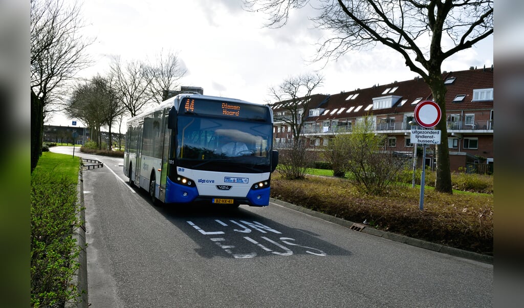 Bus 44 rijdt over de busbaan.