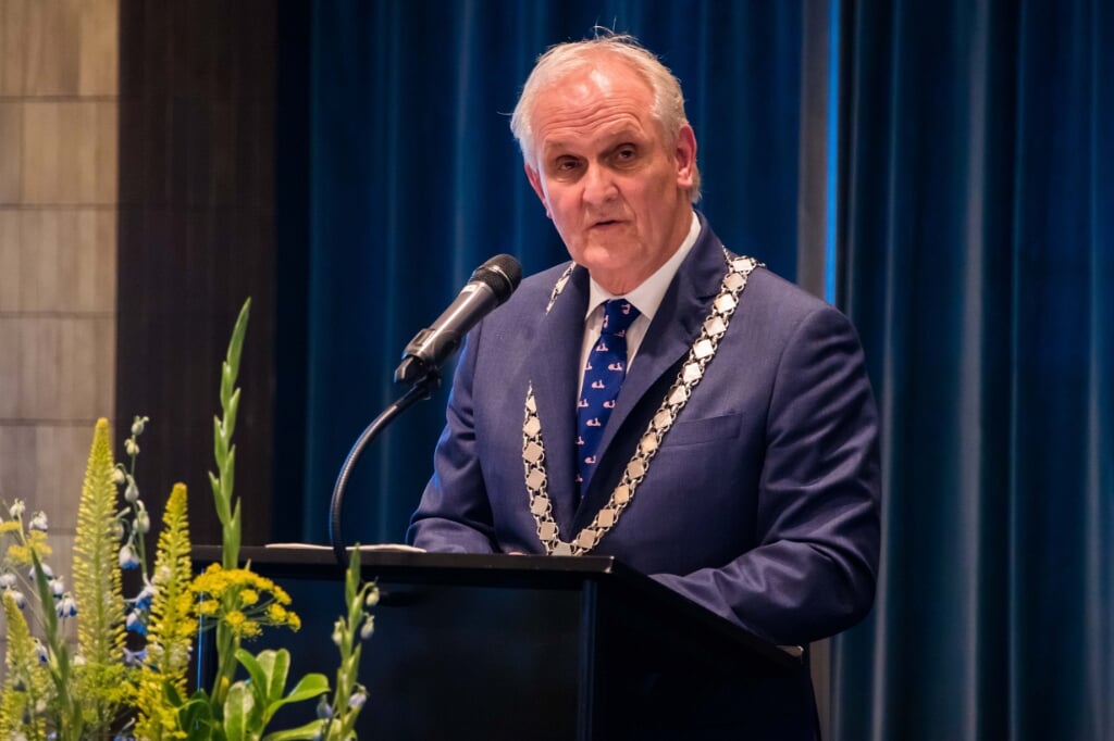 Burgemeester wil met provincie praten over het bespoedigen van het fusieproces.