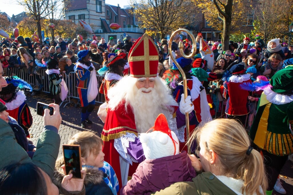 November: Sinterklaas doet Bussum weer aan.