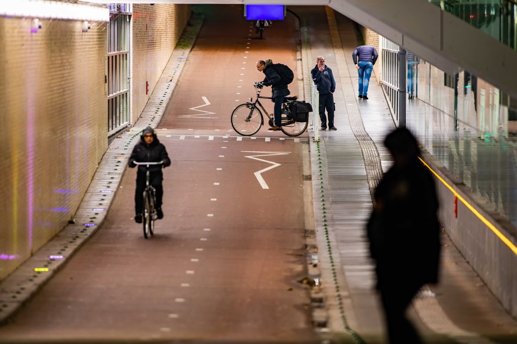 Anderhalve meter moet de fietstunnel eigenlijk breder worden, maar dat kost een vermogen. 