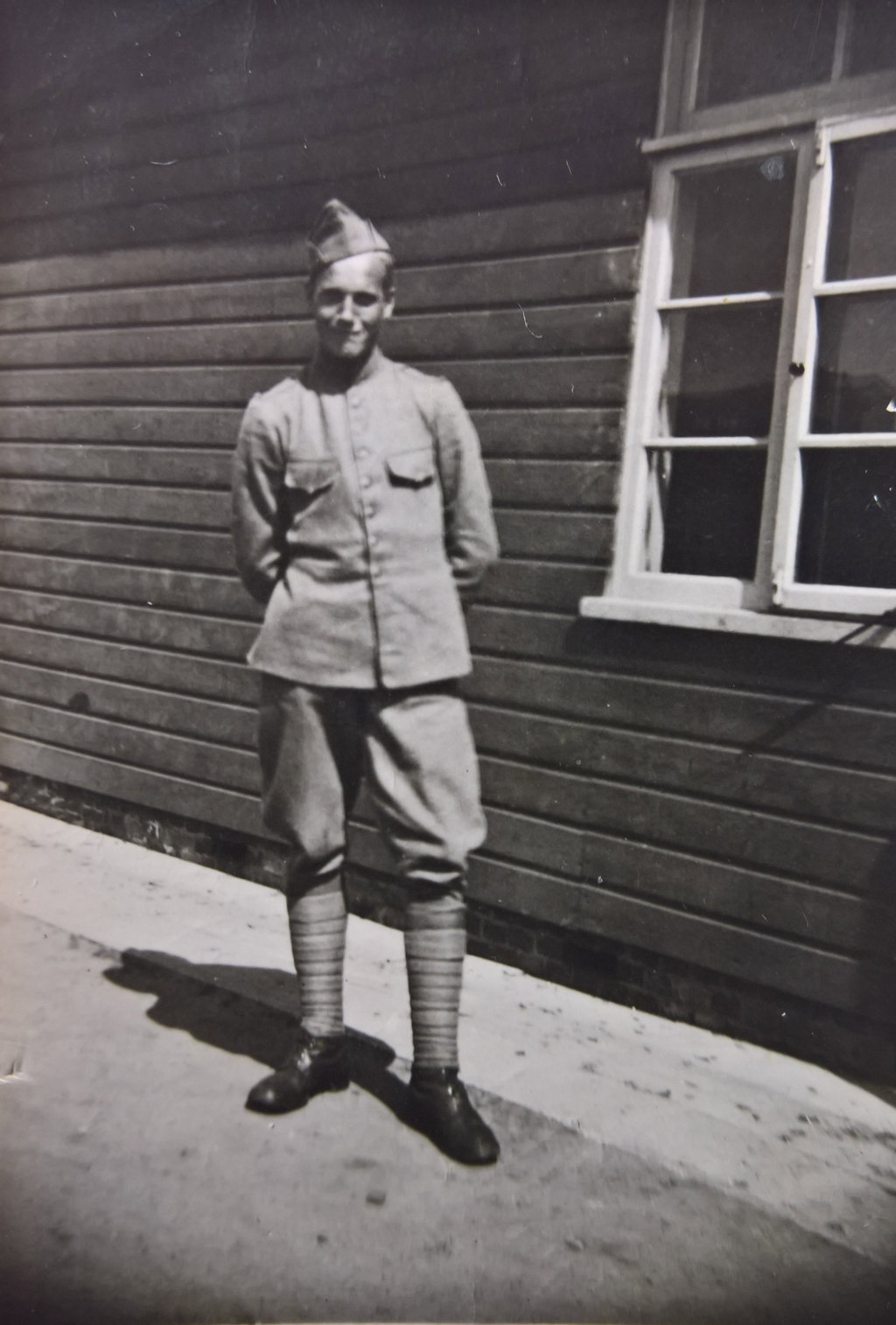 Appie Bakker in het voorjaar van 1940 als gemobiliseerde militair gelegerd te Nederhorst den Berg.