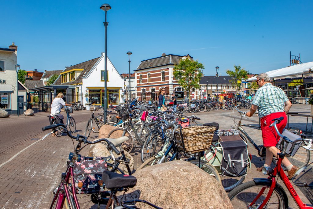 De bijna dagelijkse fietsenchaos op het Marktplein bij Mout.  
