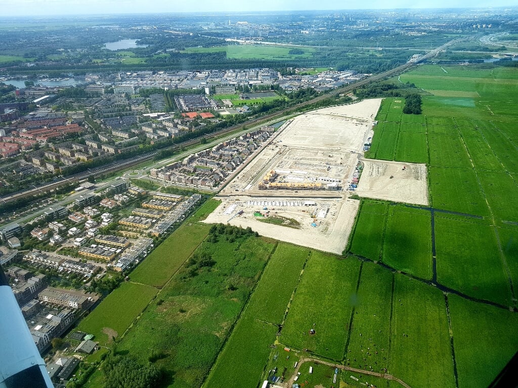 De bouw van Weespersluis is begonnen, maar de bestaande wijk Leeuwenveld ligt ook langs het spoor. 