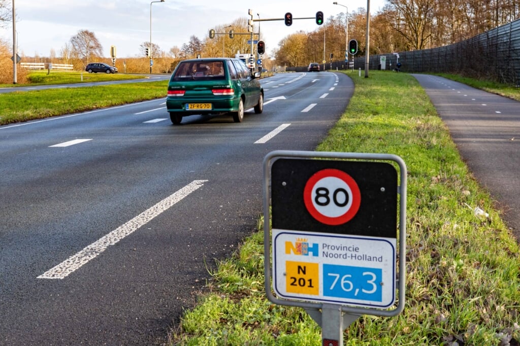 De Vreelandseweg waar de weg mogelijk wordt verlegd richting de hei ten zuiden van Hilversum.
