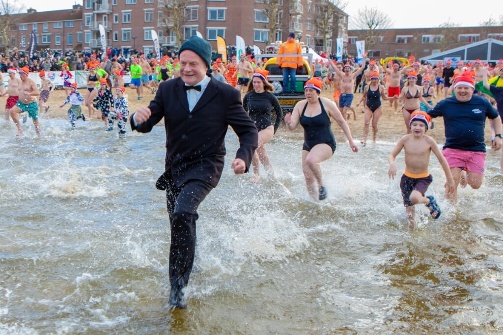 Zon 450 deelnemers namen een frisse duik, waaronder de burgemeester.