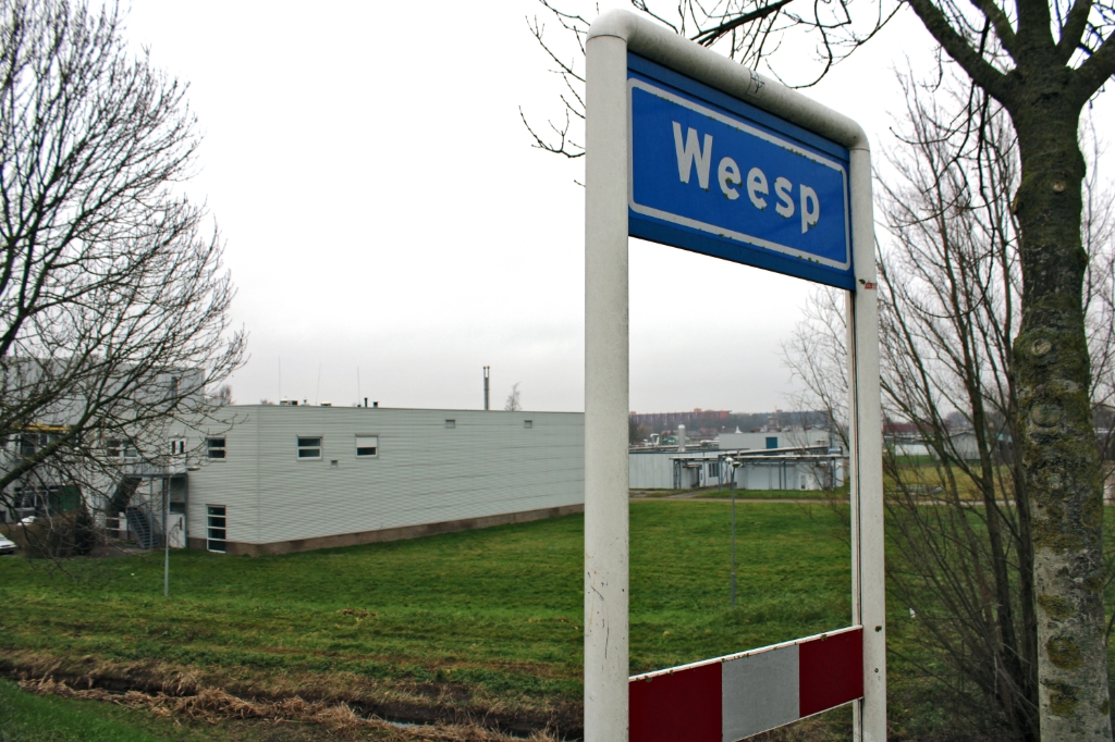 Langs de Verlengde Rijnkade bij de entree van Weesp: een ideale locatie voor ALLSAFE. 
