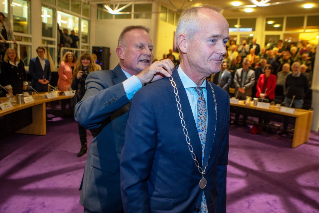 Sicko Heldoorn hangt de ambtsketen om bij de nieuwe burgemeester Niek Meijer.