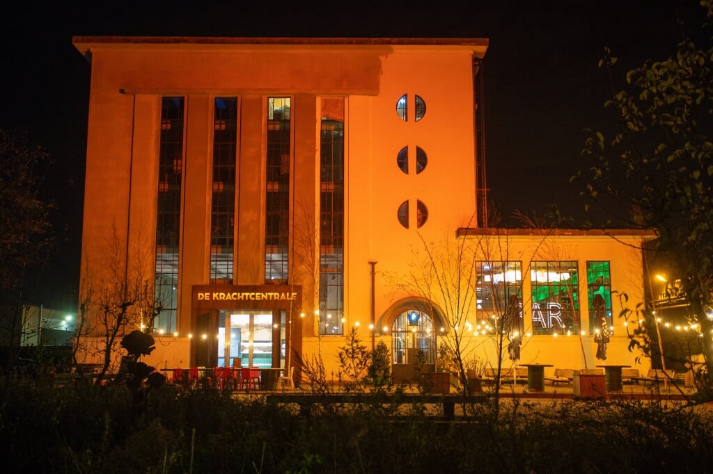 De Krachtcentrale is een van de gebouwen die tot 10 december oranje verlicht is.