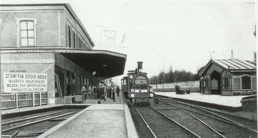 Eerste station Naarden-Bussum (1983-1914). Het perron met de trein richting Amsterdam Links de sporen en perrons voor de stoomtram. Datum opname circa 1906.
