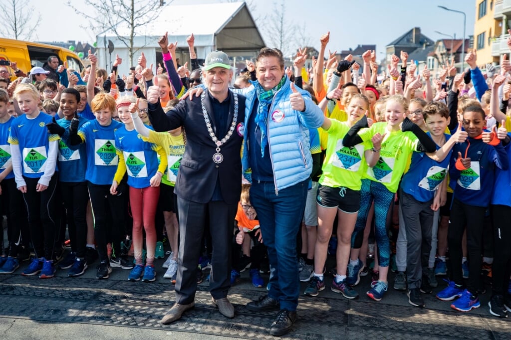Burgemeester Pieter Broertjes en René Froger voor de start van de Kids Run.
