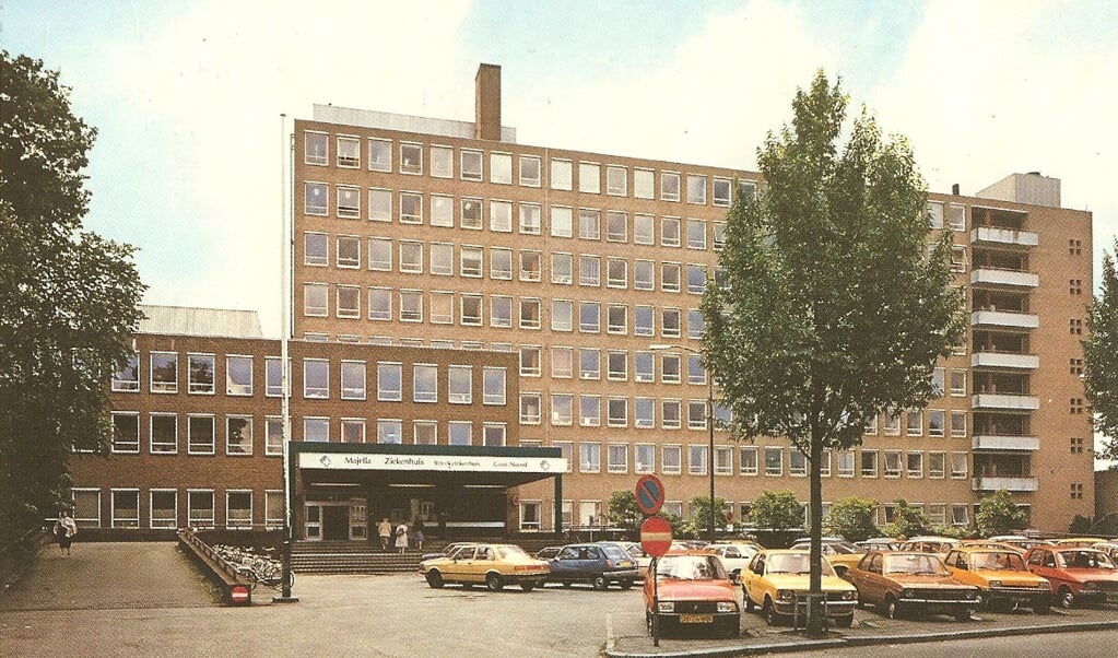 Het Majellaziekenhuis met de hoofdingang aan de Nieuwe Hilversumseweg 20. Tot 1990 in gebruik.