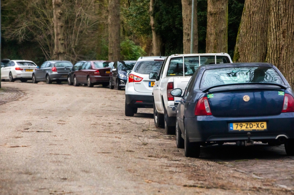 De parkeerdruk neemt nog meer toe op de Bergweg en omliggende straten menen bewoners. 