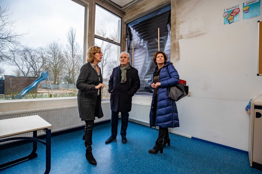 Directeur Louise van der Burg van de Augustinusschool met burgemeester Broertjes en onderwijswethouder Annette Wolthers.