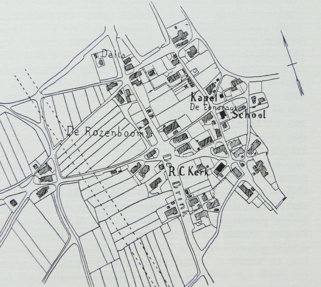 Plattegrond Bussum in 1824 (stippellijn geeft het tracé van de latere spoorbaan aan).