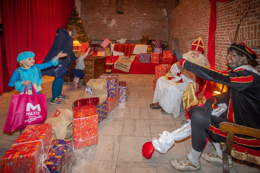 In het paleis van Sinterklaas konden de kinderen veilig op afstand bij de Goedheiligman en Hoofdpiet op bezoek.