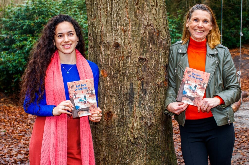 Illustrator Carmen Groenefelt (links) en auteur Alieke Bruins tonen hun prentenboek 'Het fort in het bos'.