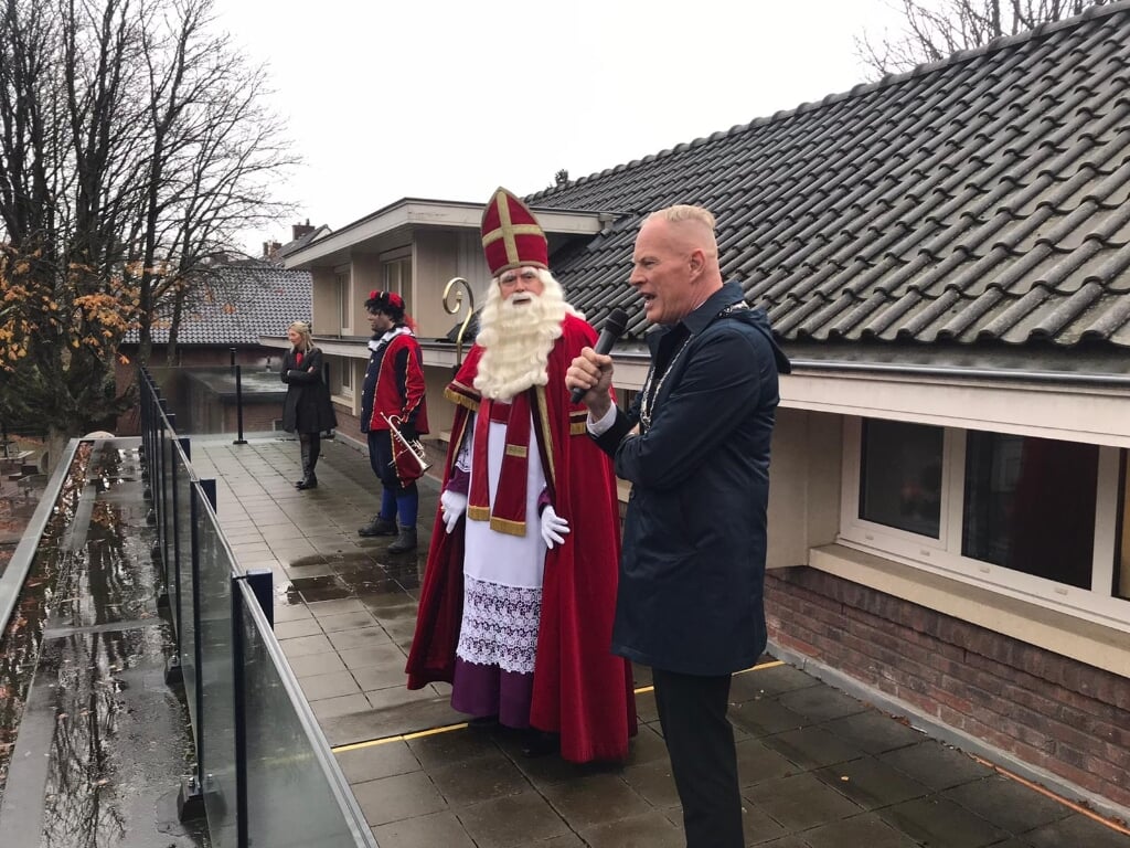 November: Burgemeester Ter Heegde samen met Sinterklaas.