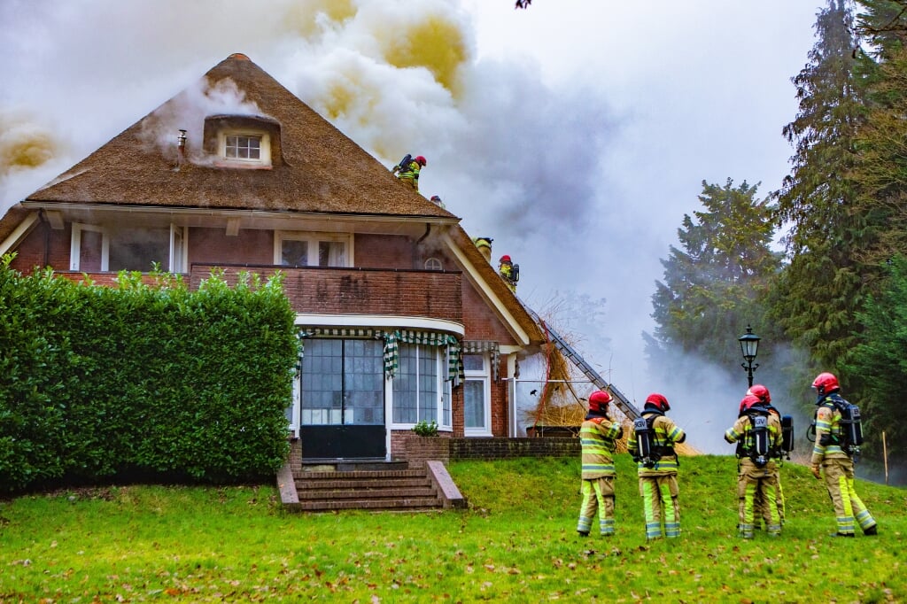 Bij de brand in de rietgedekte woning kwam veel rook vrij.