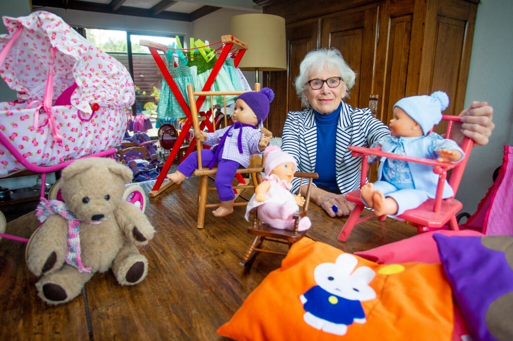 Vanuit haar woonkamer verkoopt Joop van der Mark haar opgeknapte poppenspulletjes door voor KiKa.