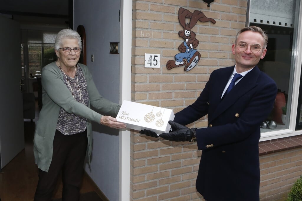 Burgemeester Nanning Mol gaf de eerste kerststol aan mevrouw De Haas,