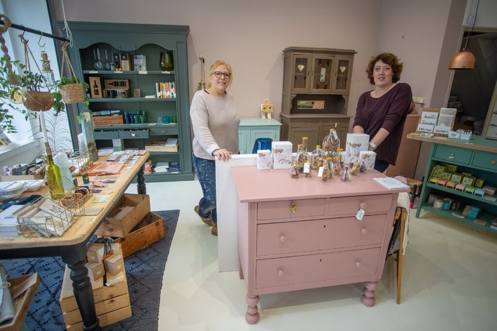 Sarah Munnik (l) en Michelle Dierks hebben sinds kort een winkel om de opgeknapte meubels tentoon te stellen.