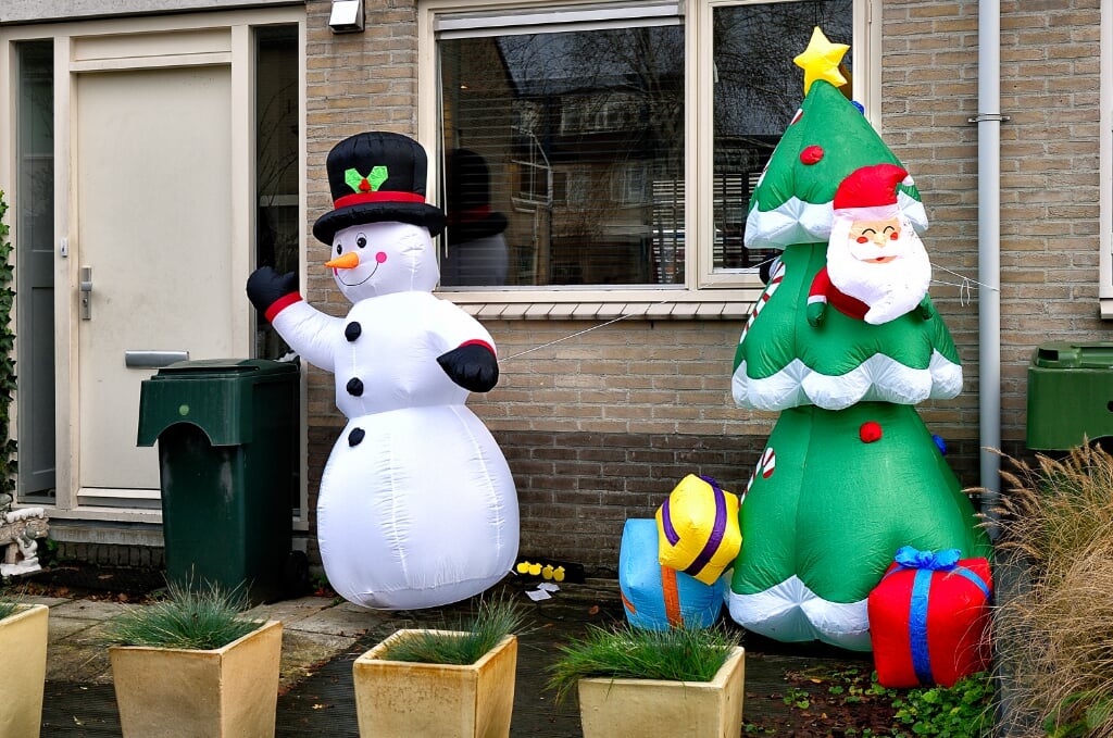 Sneeuwpop zwaait naar passanten in Diemen-Noord.