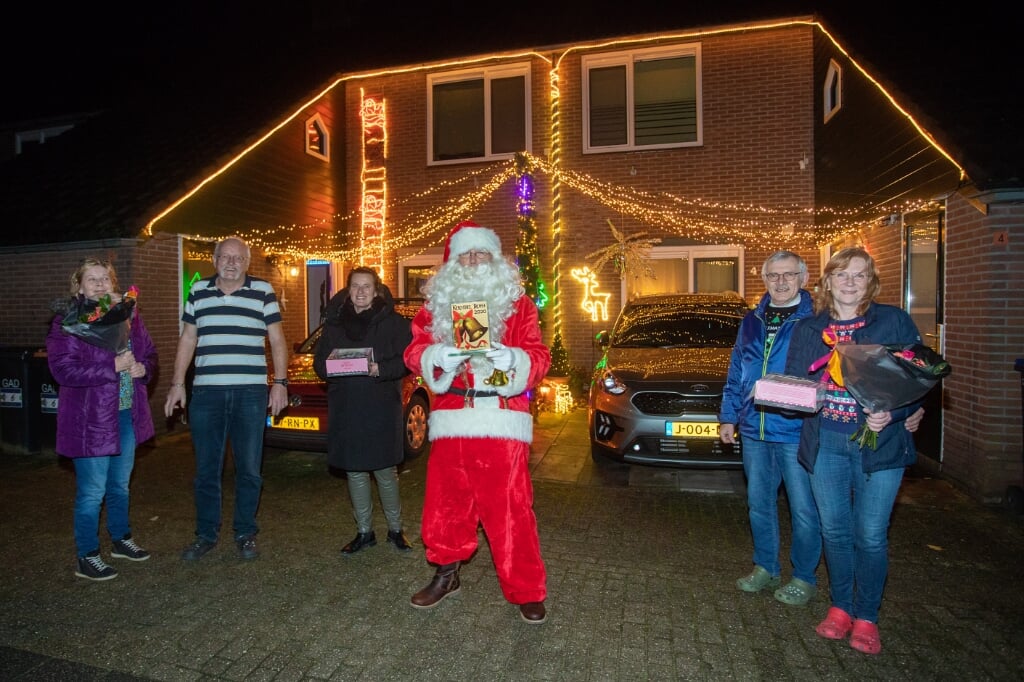 De kerstman en Wendy Bolhaar gaven Henk en Gonny Molenaar (links) en John en Rita Umans de KerstBEL 2020 Trofee.