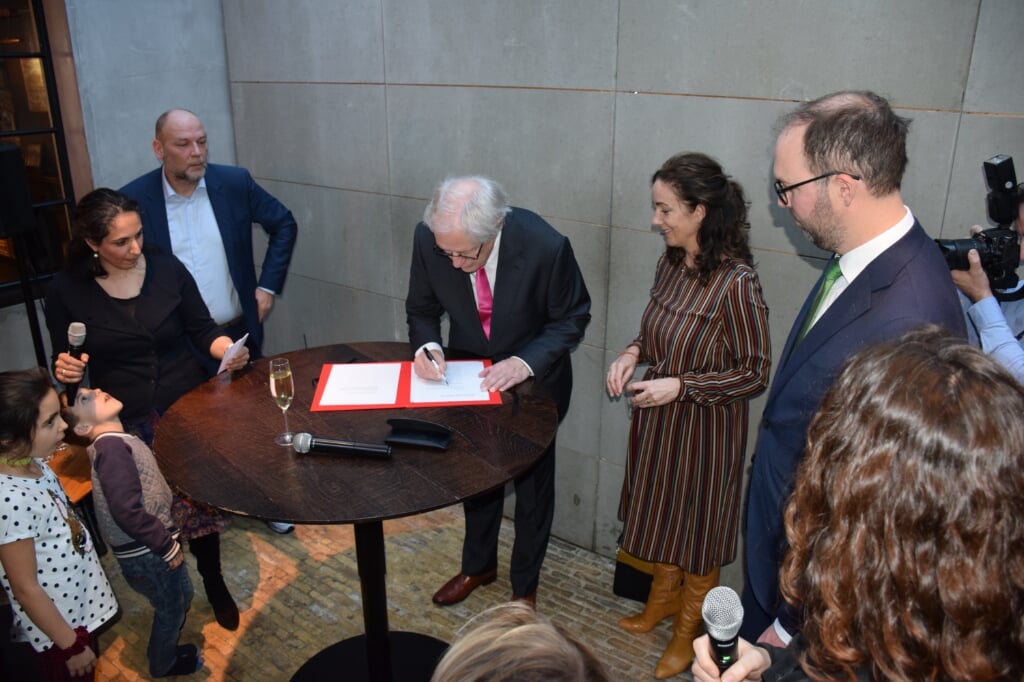 De ondertekening van het akkoord in Amsterdam.