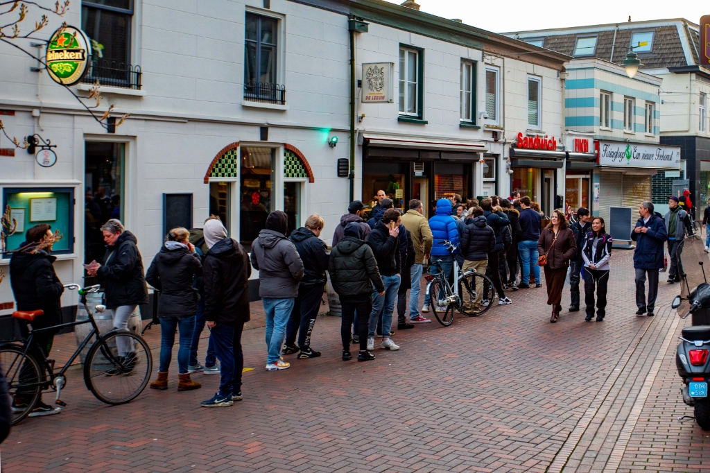 Tot in de Kampstraat stonden de mensen in de rij voor De Leeuw afgelopen zondag. 